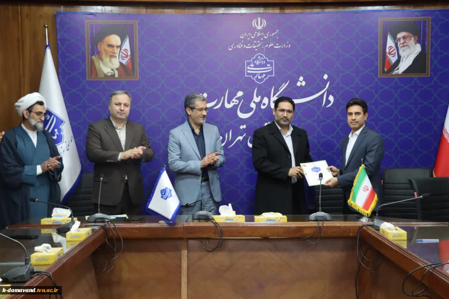 با حضور معاون آموزشی، معاون فرهنگی و دانشجویی و مسئول نهاد مقام معظم رهبری(مدظله) در دانشگاه ملی مهارت کشور؛
مراسم تکریم و معارفه سرپرست دانشگاه ملی مهارت واحد استانی تهران و دانشکده فنی انقلاب اسلامی برگزار شد 2